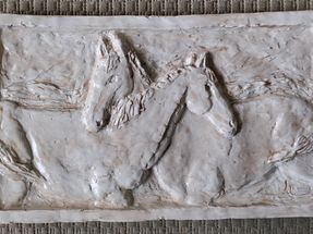 Tämän reliefin patinoin poltetun terran sävyyn. Löytyi hyvin vanha resepti, mutta jääköön se ammattisalaiuudeksi.